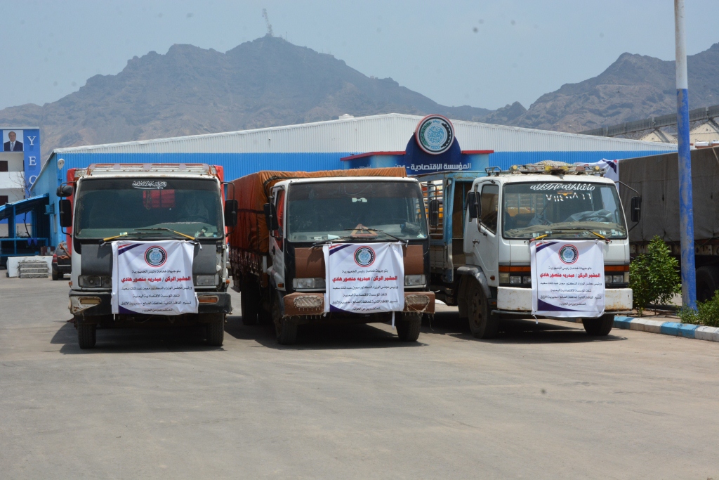 المؤسسة الاقتصادية اليمنية تسير قافلة إغاثية للمتضررين بمديرية الأزارق بالضالع
