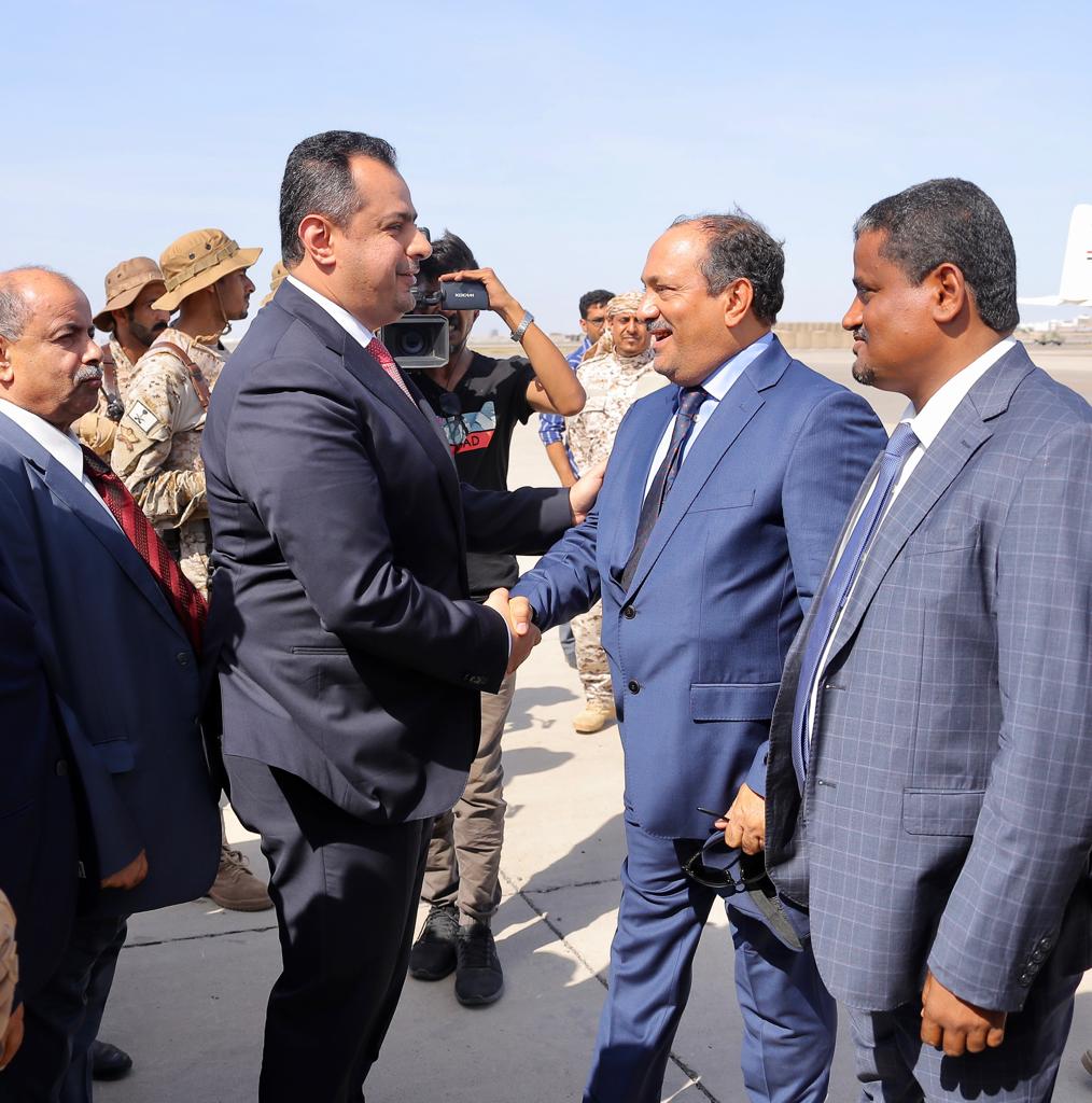 رئيس الوزراء في عدن .. تفاصيل ومعلومات وصور .. شاهد ماذا قال فور وصوله العاصمة المؤقتة !!