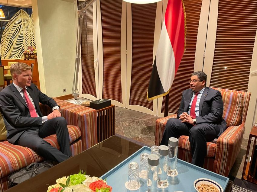 وزير الخارجية يبحث مع المبعوث الاممي التصعيد الحوثي الارهابي وتأثيره على الوضع الإنساني