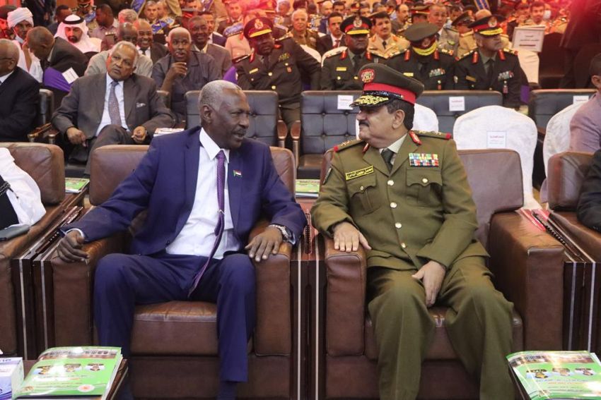وزير الدفاع يحضر حفل تخرج يمنيين من كليتي الحرب والدفاع في السودان