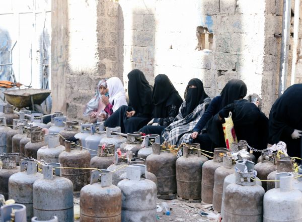 مظروف مع كل دبة غاز.. مليشيات الحوثي تبتكر طريقة جديدة لنهب المواطنين في مناطق سيطرتها