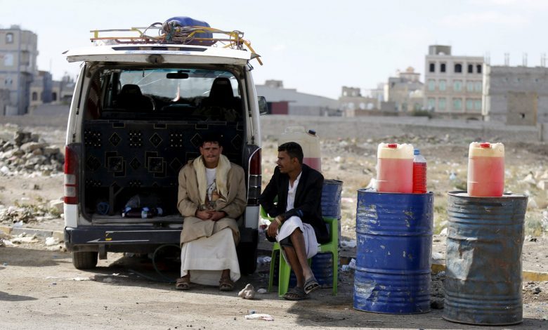 الحوثيون يعترفون بأن معظم الوقود الذي يباع في السوق السوداء "مغشوش"