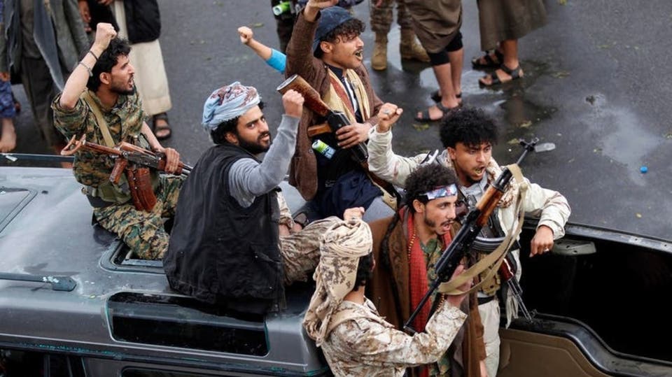 رداً على ظلم وقهر قيادي حوثي.. فتاة يمنية تحرق نفسها