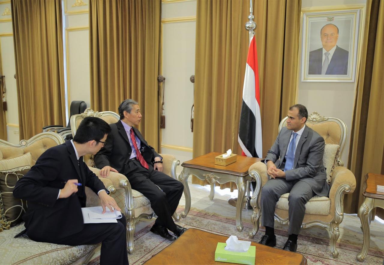 وزير الخارجية يسلم رسالة تضامن من رئيس الجمهورية لنظيره الصيني ويبحث ترتيبات إجلاء اليمنيين من «ووهان»