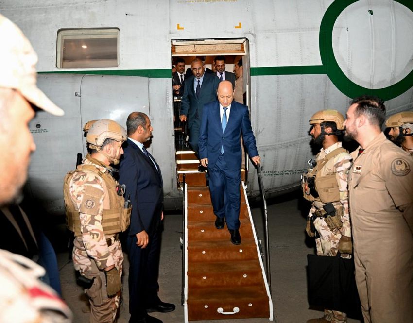 رئيس مجلس القيادة يصل العاصمة المؤقتة عدن ويهنئ اليمنيين بخواتم رمضان وذكرى النصر 