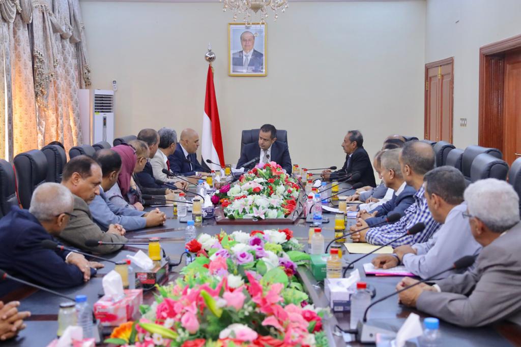 رئيس الوزراء يوجه بضبط المتهمين بالإعتداء على رئيس جامعة تعز وإحالتهم إلى القضاء بشكل عاجل
