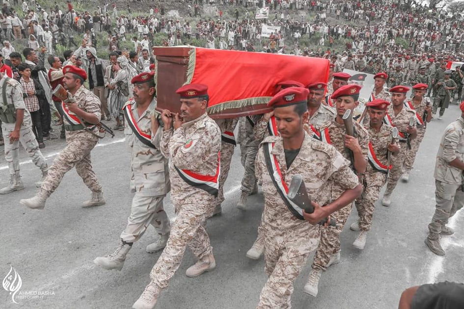تعز: الآلاف يشيعون جثمان العميد الحمادي والرئيس هادي يمنحه وسام الشجاعة