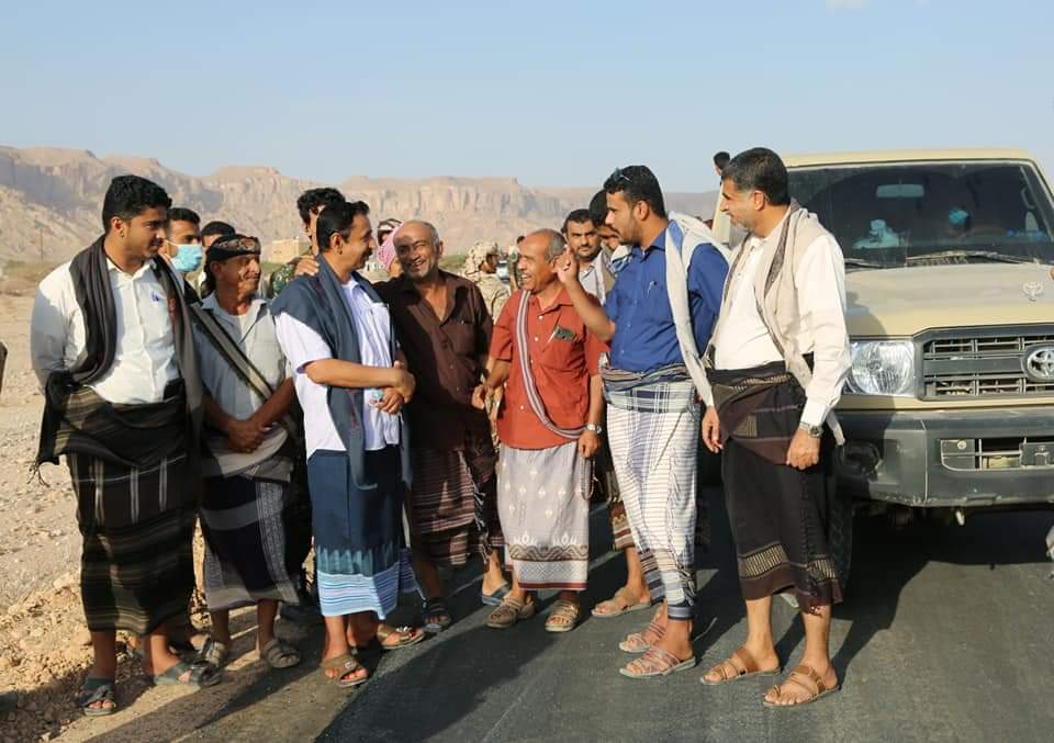 محافظ شبوة يفتتح مشروع طريق نوخان ويتفقد مشروع للمياه في عتق