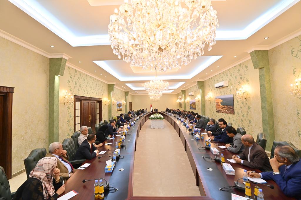 مجلس القيادة الرئاسي يعقد أول اجتماع مع هيئة التشاور والمصالحة (صورة + تفاصيل) 