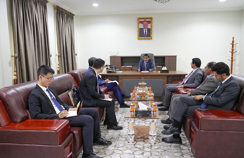 عضو مجلس القيادة الرئاسي البحسني يبحث مع القائم بأعمال السفير الصيني آفاق التعاون المشترك بين البلدين