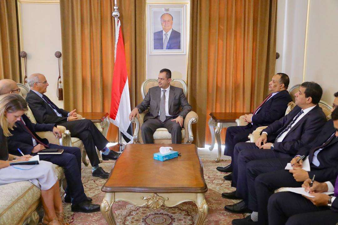 رئيس الوزراء يستقبل السفير البريطاني لدى اليمن