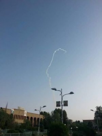 شاهد بالصورة .. سقوط صاروخ باليستي في حي سكني بصنعاء.. ومصادر تكشف عن الخسائر والأضرار التي خلفها