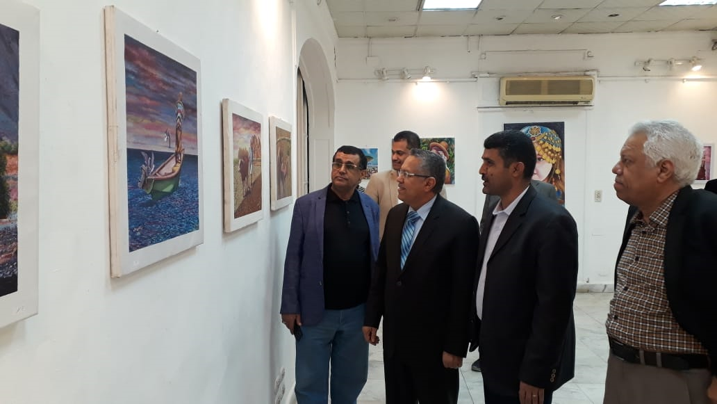 بن دغر يزور معرض "ريشة هائمة في سماء اليمن " بالقاهرة