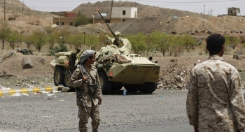 ورد قبل قليل الجيش اليمني يعلن قبل قليل عن قتل " 40 "عنصرا من "جماعة الحوثيين " غرب مأرب ويكشف تفاصيل مايحدث الأن فى صرواح ...شاهد