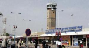 شاهد قوات عسكرية كبيرة تضم مركبات ومدرعات تصل مطار صنعاء.. (تفاصيل)