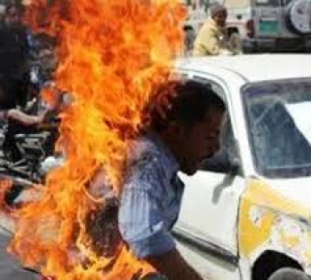 صنعاء .. ثالث مواطن يمني يحرق نفسه في العاصمة بعد تعسفات الحوثي
