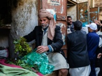 مشرف حوثي يعتدي بالطعن على بائع قات في صنعاء (تفاصيل)