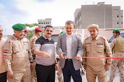 وزير الدولة محافظ عدن يفتتح مشروعين ويسلم اليات لصندوق النظافة