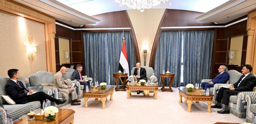 رئيس مجلس القيادة الرئاسي يؤكد ضرورة انتقال المجتمع الدولي الى دائرة الفعل ازاء الانتهاكات الحوثية