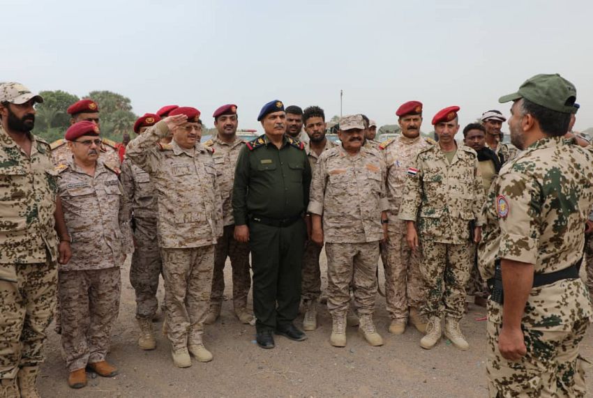 وزير الدفاع يتفقد الوحدات العسكرية والمقاتلين في محور حيس بالحديدة
