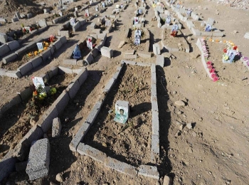 صحيفة سعودية: مليشيا الحوثي دفنت جثث السجناء سرا في 4 مقابر
