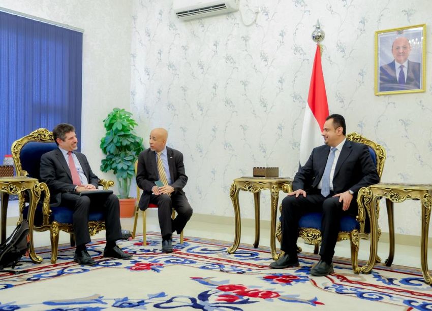 رئيس الوزراء يبحث مع السفير الأمريكي الموقف الأممي والدولي للتعامل مع الاعتداءات الإرهابية الحوثية على موانئ تصدير النفط الخام 