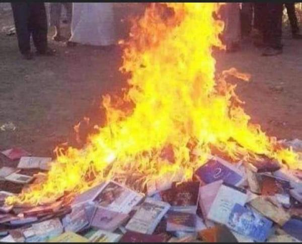 ميليشيا الحوثي تحرق مكتبة جامع السنة في حجة