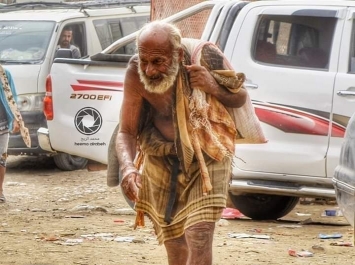 قصة يمني يعيش وحيدا حافي القدمين وعاري الصدر ويتغذى على الحيوانات المفترسة.. (صورة)