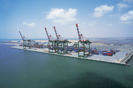 ميناء عدن يسجل رقماً قياسياً من حمولة البضائع المفرغة على أرصفته