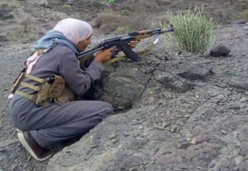 شاهد بالصورة .. طبيبة من الضالع تحمل البندقية و تتقدم الصفوف الأمامية في جبهة حمك