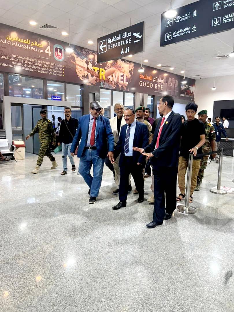 وزير النقل يتفقد مطار الريان الدولي ويعقد اجتماعاً بقيادة المطار