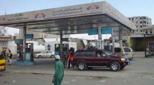  ميليشيا الحوثي تلغي تراخيص 53 محطة بترولية بسبب غريب