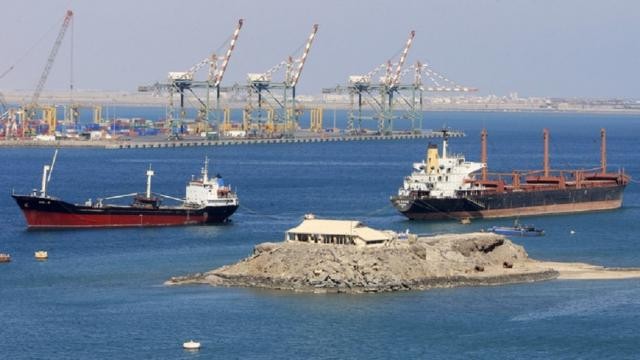 جهود متواصلة لإزاحة البواخر المتهالكة قرب القناة الملاحية بميناء عدن