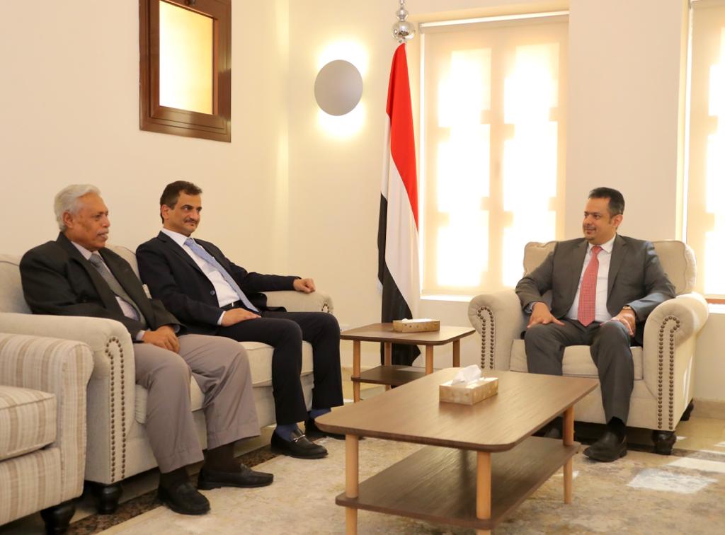 رئيس الوزراء يشدد على ترسيخ مظاهر الدولة في عدن وتصنيف مشكلاتها المتراكمة وحلها