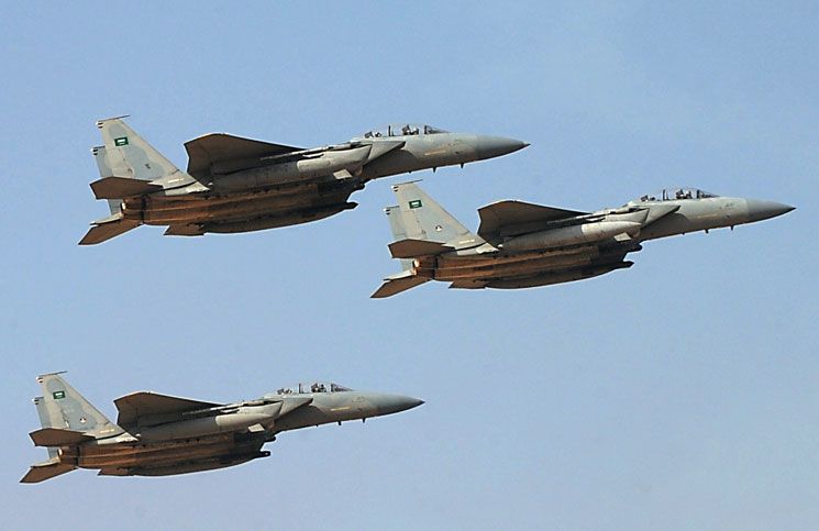 مأرب: طيران التحالف يستهدف بعدة غارات تعزيزات للحوثيين في جبل مراد