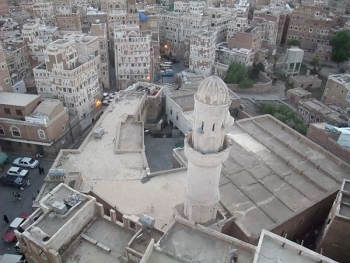 صنعاء ..مليشيات الحوثي تبني محلات تجارية في مساحات خاصة بالجوامع والمقابر