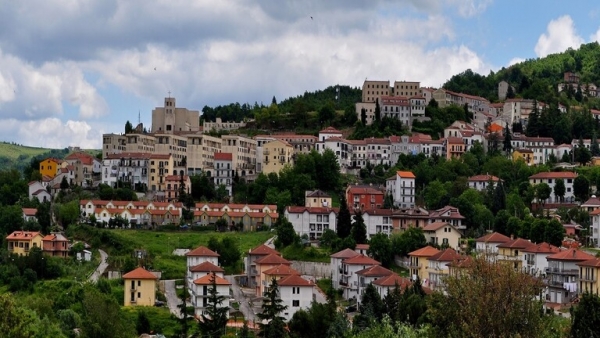 قرية إيطالية تدفع أموال لمن يسكن فيها