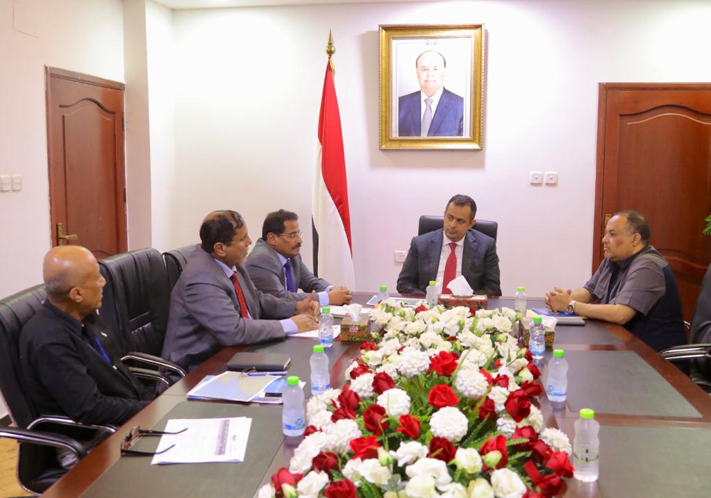 عدن :رئيس الوزراء يؤكد على الدور المحوري لهيئة الطيران في خدمة المسافرين