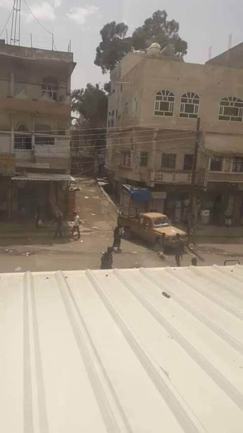بالصورة.. إغلاق كافة شوارع مدينة إب.. والإشتباكات تمتد إلى خارج المدينة.. والقتلى بالعشرات