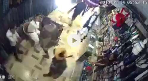 شاهد بالفيديو .. اعتداء حوثي صادم على صاحب متجر بصنعاء