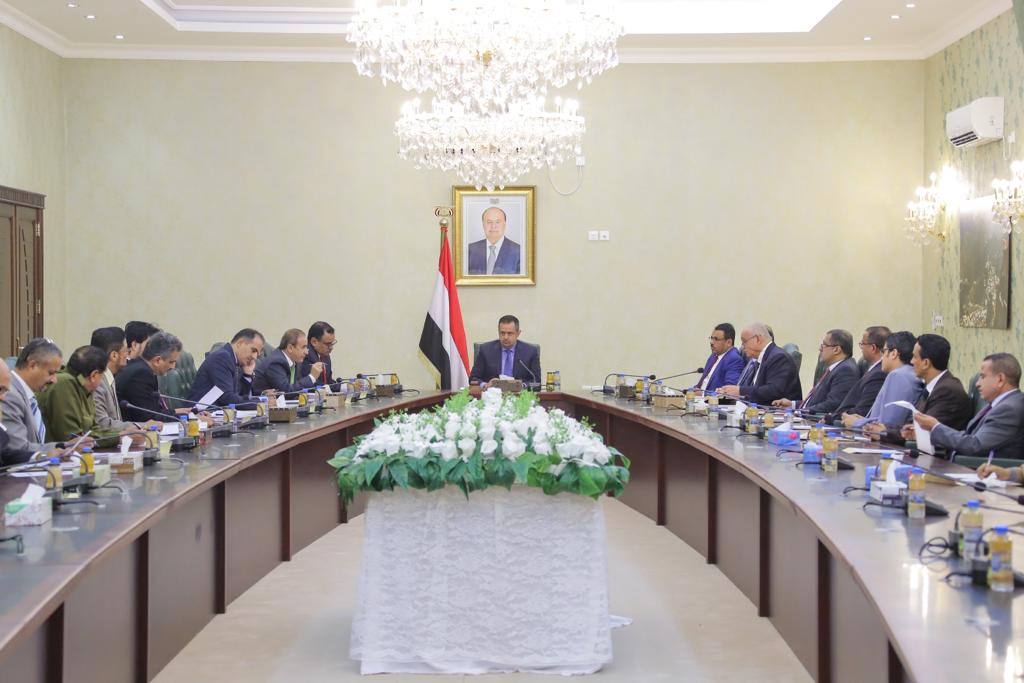 رئيس الوزراء يوجه بمضاعفة وتنسيق الجهود لتعزيز اليقظة الأمنية في المعركة ضد التخريب الحوثي والإرهاب