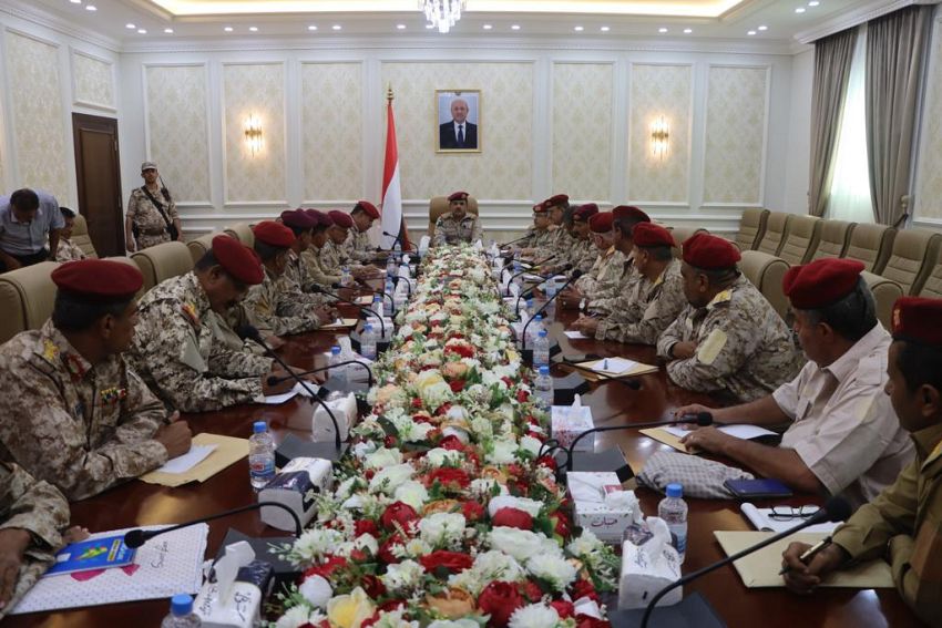 وزير الدفاع يعقد اجتماعاً موسعاً لقيادة وحدات محور ابين