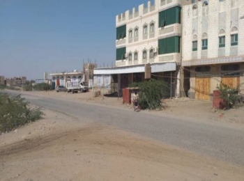 قصف مدفعي حوثي يستهدف منازل السكان في حيس