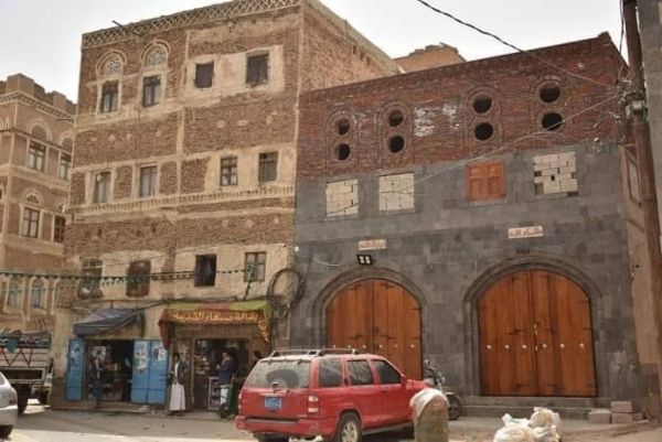 البحث عن "بصائر" البيوت القديمة.. حيلة حوثية جديدة لابتزاز ونهب سكان صنعاء