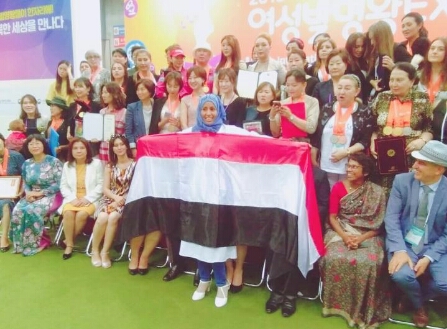 بالصورة فتاة يمنية تفوز بجوائز عالمية على إختراعها الأول من نوعه على مستوى العالم وترفع علم اليمن عالياً في كوريا والبيرو ونيوزيلندا