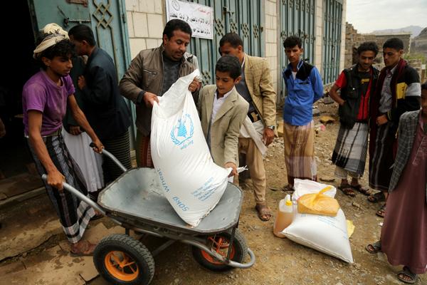 الحوثيون ينهبون المساعدات الغذائية المخصصة لموظفي مؤسسة الثورة للصحافة