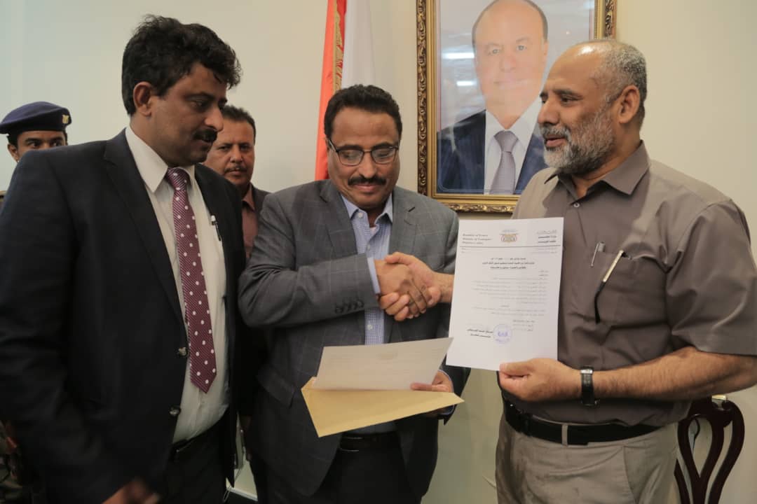 الوزير الجبواني يسلم الوكيل الكثيري قراراً بإنشاء فرع لهيئة النقل البري بسيؤن