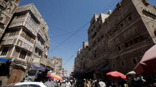 عناصر حوثية مسلحة تنهب محلاً تجارياً في صنعاء
