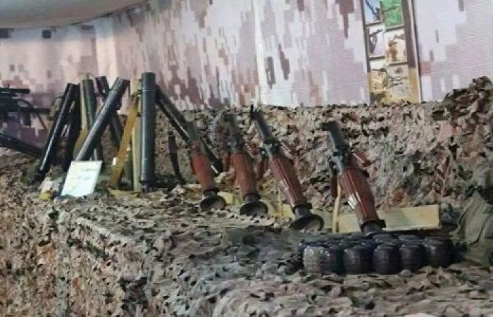 ورد قبل قليل شاهد بالصوره قوات الشرعية تستولي على مستودع أسلحة للحوثيين بمديرية كتاف
