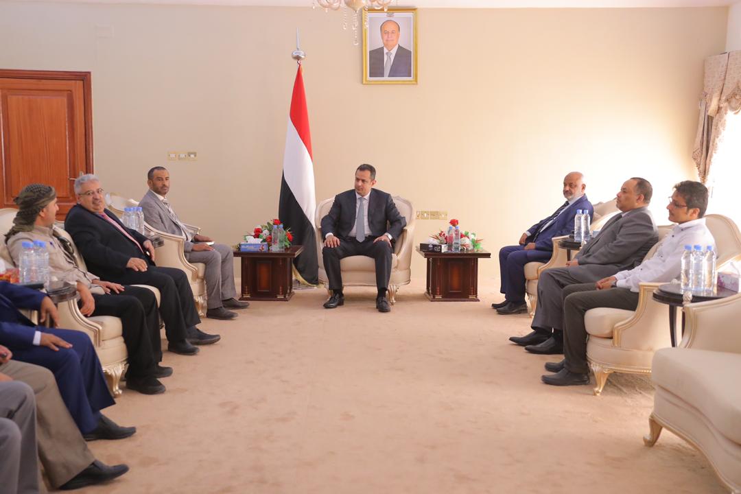 رئيس الوزراء يطلع على أعمال وجهود لجنة تنسيق إعادة الإنتشار في الحديدة